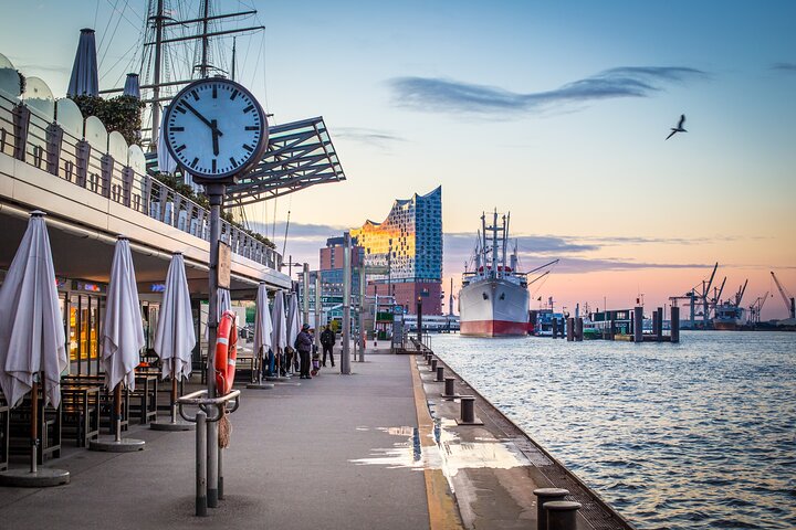 Highlights of Hamburg – Bike Tour with Insider Stories