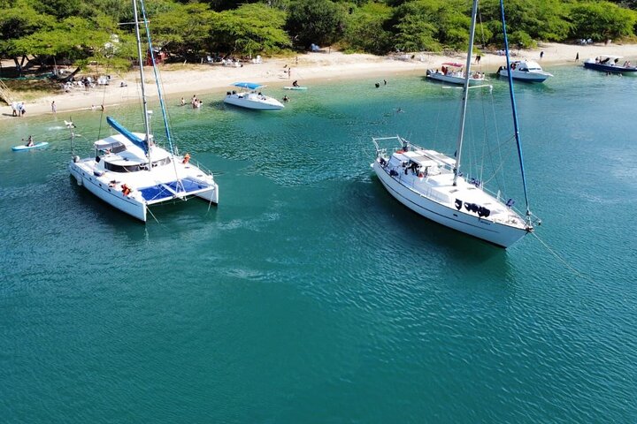 Sailing to Tayrona with Luis and his team: Unique!