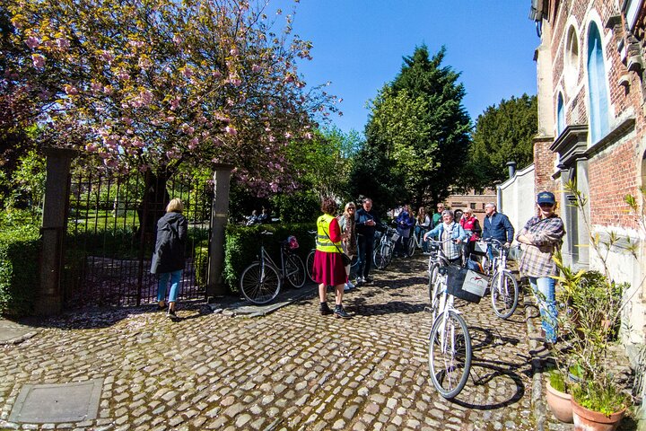 Guided Bike Tour: 2 Hours Highlights of Antwerp