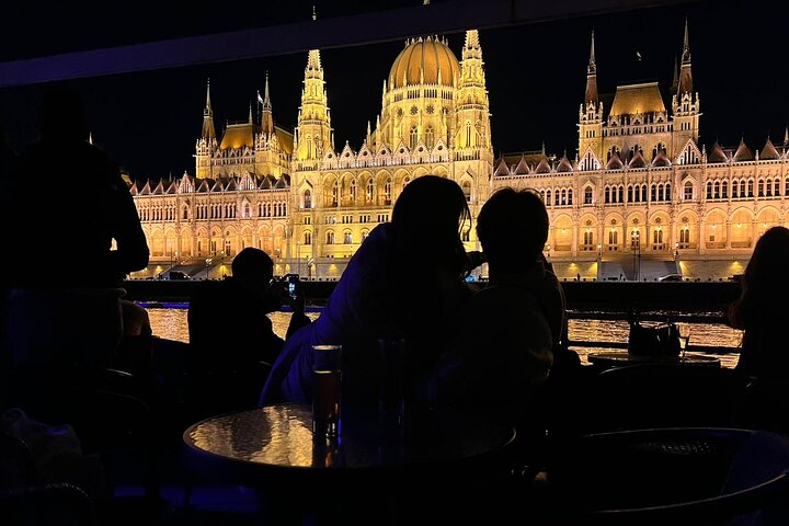 Budapest: 1-Hour Highlights Cruise with Welcome Drink