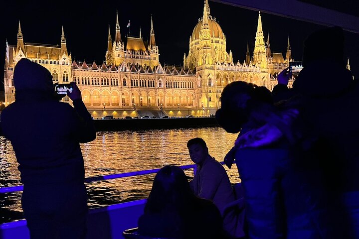 Budapest: 1-Hour Highlights Cruise with Welcome Drink