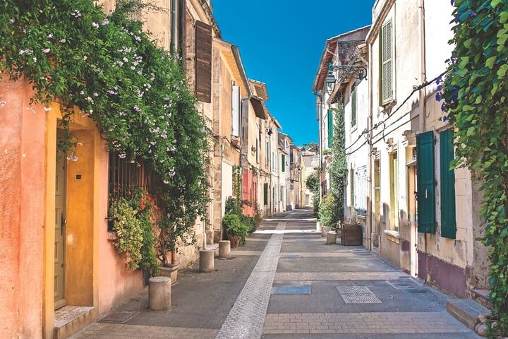 Private transfer by car from Marseille Airport to/from Arles