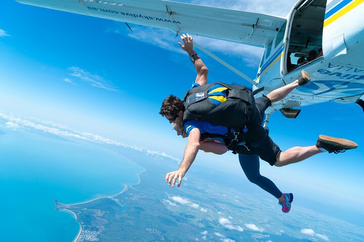 From Cairns: Tandem Skydive Experience over Mission Beach