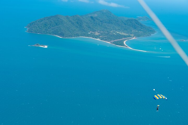 From Cairns: Tandem Skydive Experience over Mission Beach