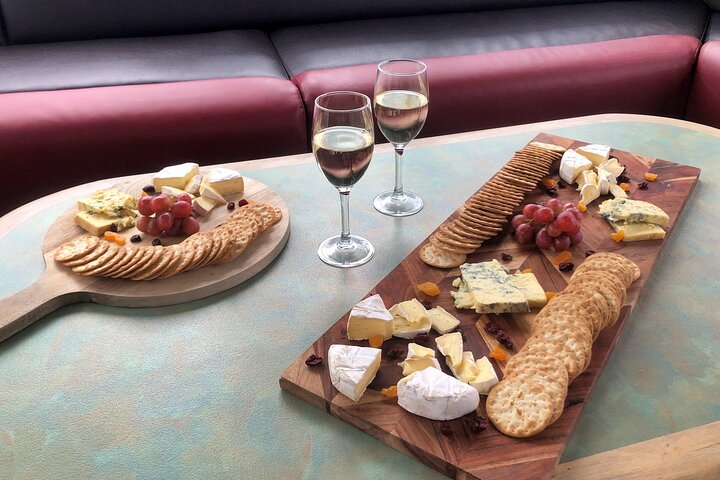Lake Wanaka 1-Hour Cruise Including Wine and Cheese