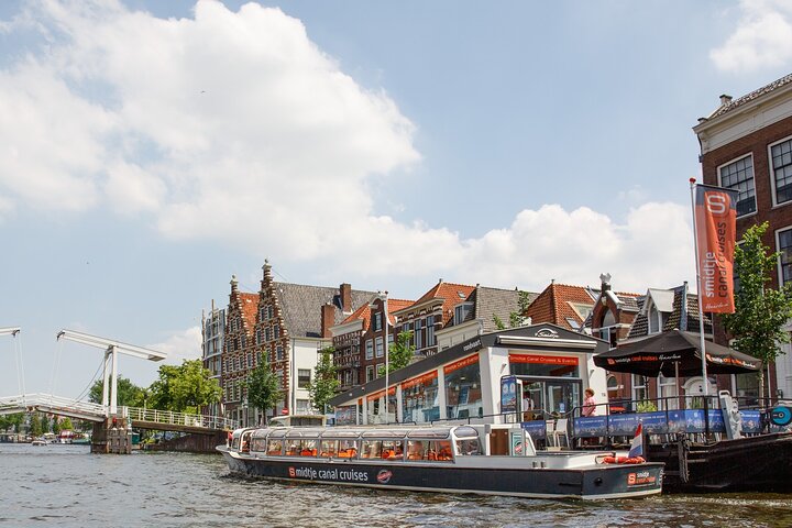 Haarlem: Scenic Canal Cruise through the Old City of Haarlem