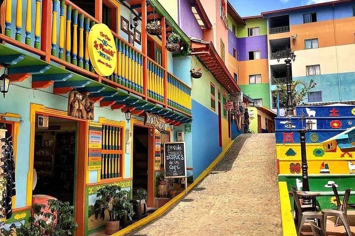 Guatapé Full Day Tour – Piedra del Peñol with meals & boat tour