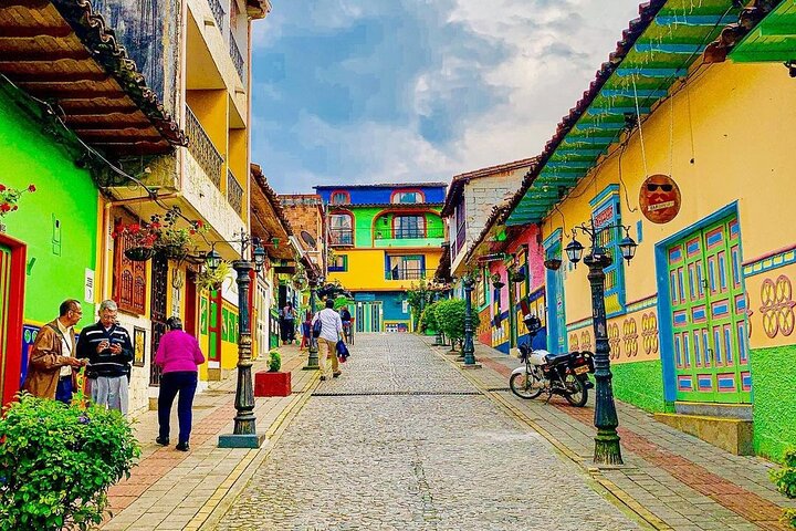 Guatapé Full Day Tour – Piedra del Peñol with meals & boat tour