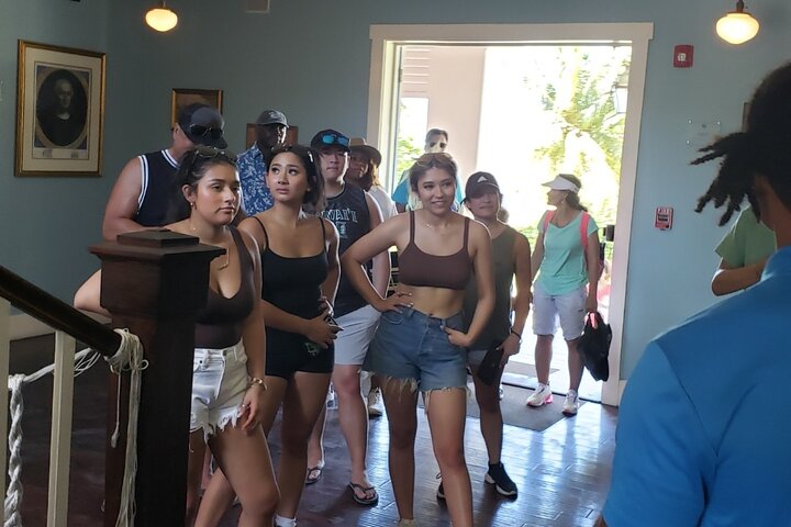 Nassau's Half Day Bus City Tour: Guided Tour with Free Samples