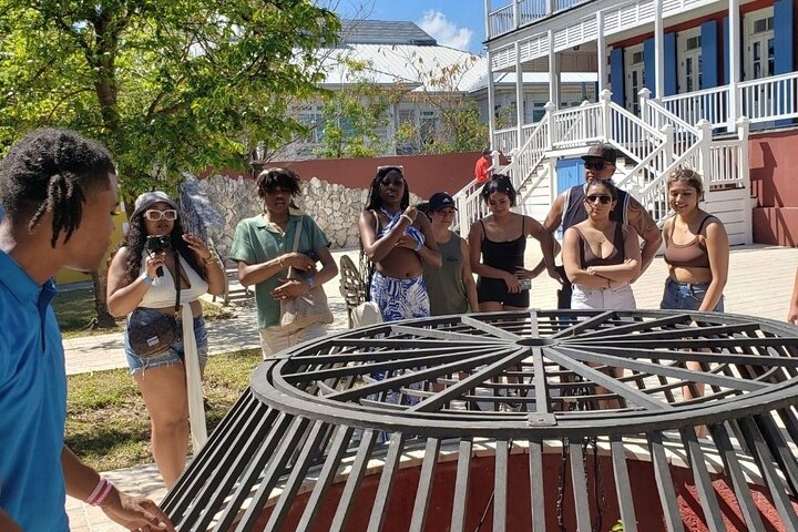 Nassau's Half Day Bus City Tour: Guided Tour with Free Samples