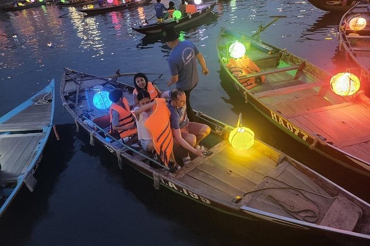 Hoi An Night Market with Hoi an walking Tour , Colourful Lanterns, Boat Ride