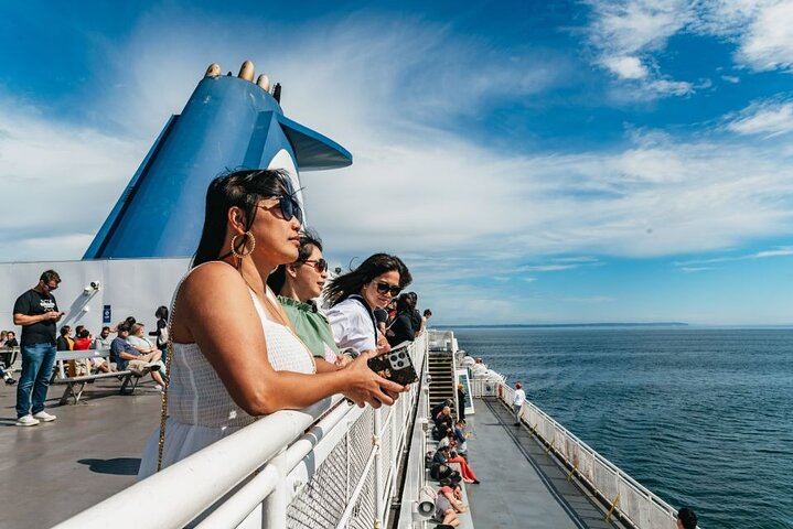 Victoria & Butchart Gardens Tour with Ferry from Vancouver