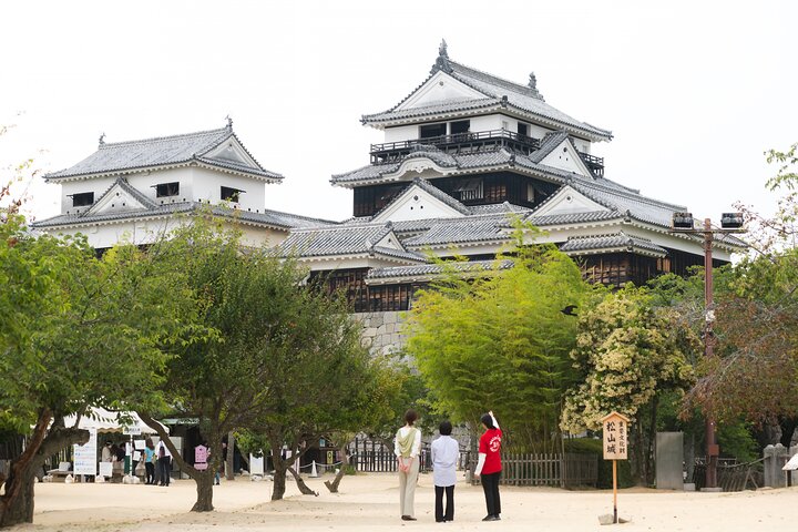[Town walk] Stroll around Matsuyama Castle and enjoy local shopping