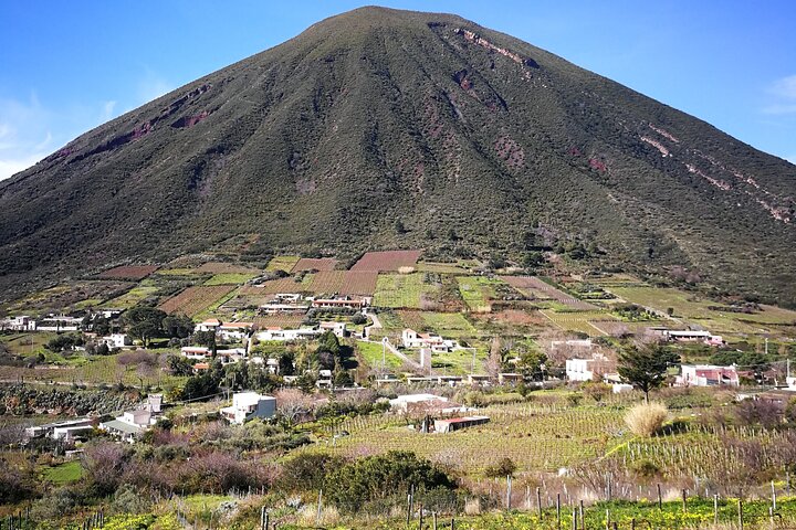 Walk through vineyards, breathtaking views and flavors of Salina