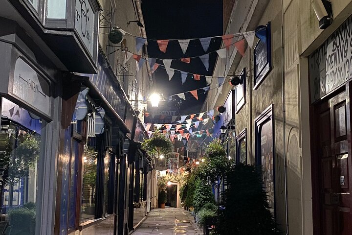 Guided walking tour : Ghosts & Giggles Of Gloucester