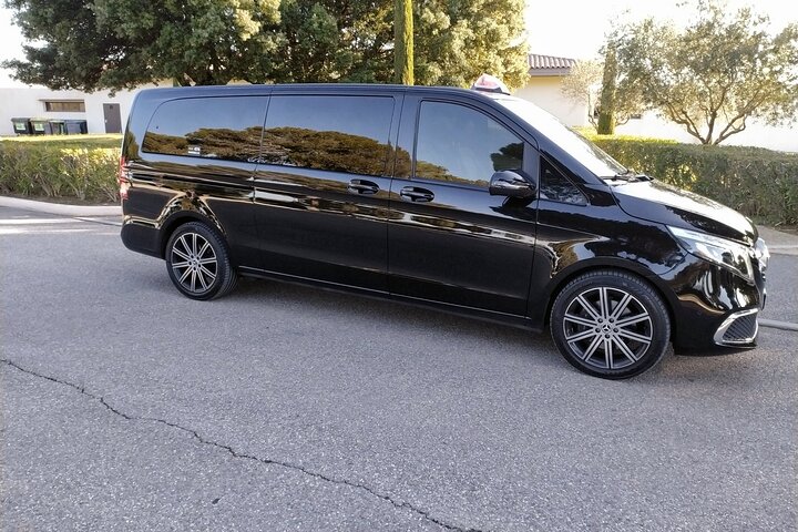 5-Hour Private Sightseeing Tour of the Provence from Marseille in Luxury Car