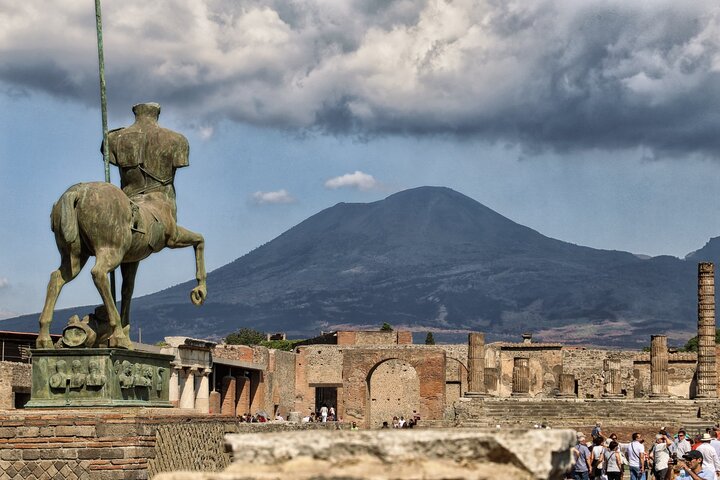 Transfer to Naples with a stop in Pompeii from Positano