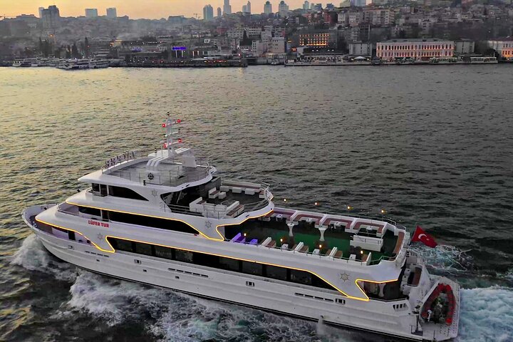 İstanbul Mega Lüfer Dinner Cruise Bosphorus and Show - Pvt. Table