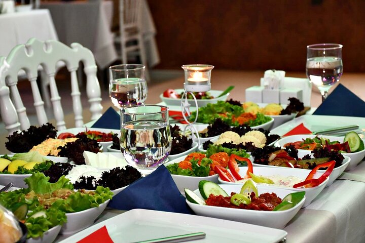 İstanbul Mega Lüfer Dinner Cruise Bosphorus and Show - Pvt. Table