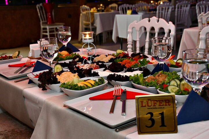 İstanbul Mega Lüfer Dinner Cruise Bosphorus and Show - Pvt. Table