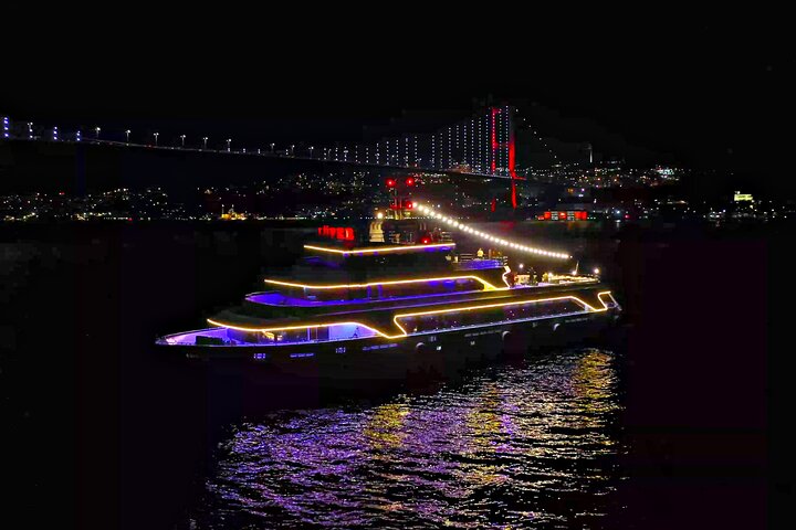 İstanbul Mega Lüfer Dinner Cruise Bosphorus and Show - Pvt. Table