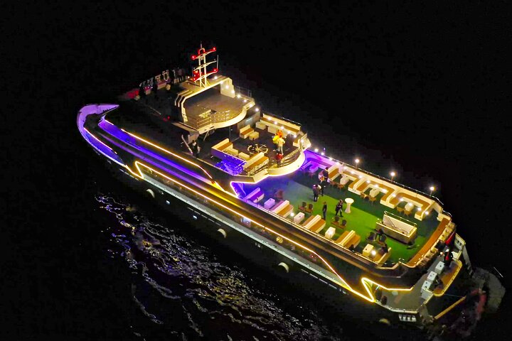 İstanbul Mega Lüfer Dinner Cruise Bosphorus and Show - Pvt. Table