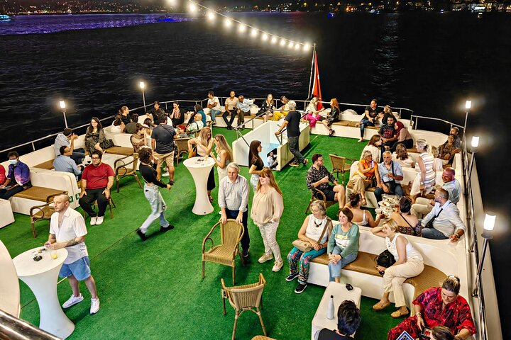İstanbul Mega Lüfer Dinner Cruise Bosphorus and Show - Pvt. Table