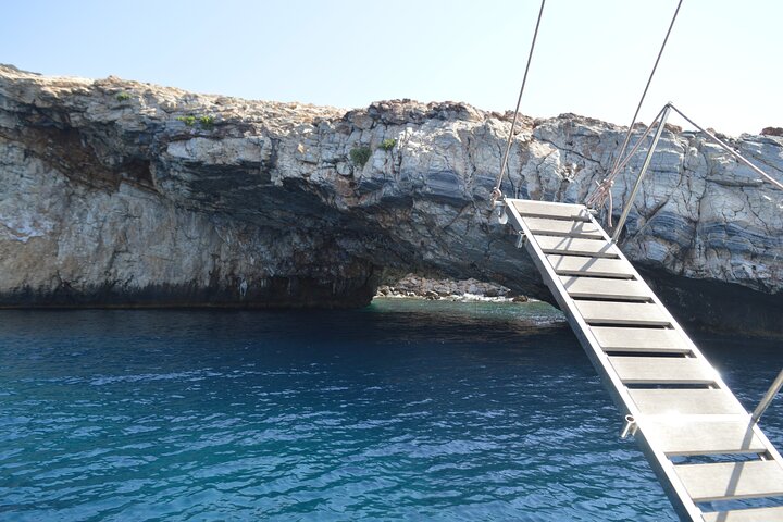 Full Day Catamaran Cruise to Antiparos and Blue Lagoon