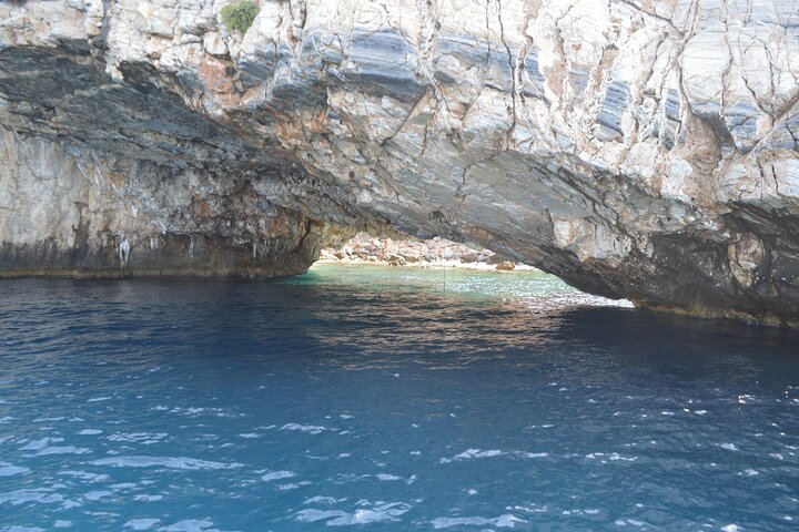 Full Day Catamaran Cruise to Antiparos and Blue Lagoon