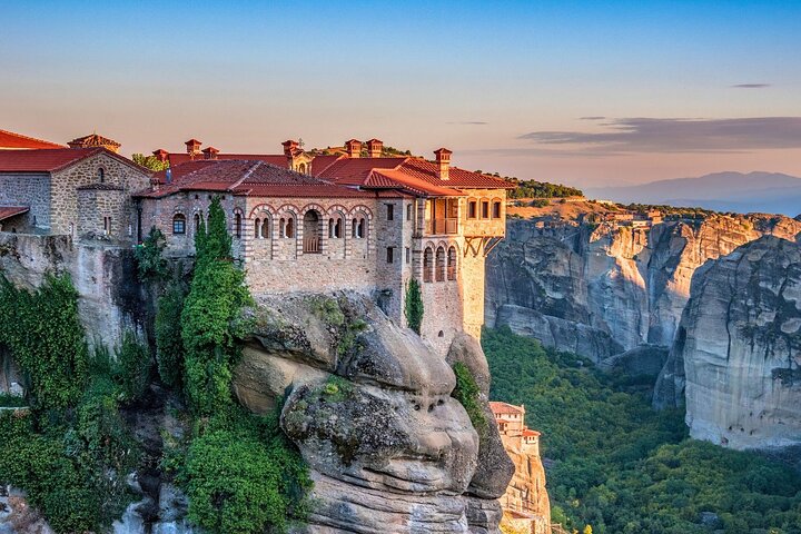 Meteora: Guided Sunset Tour with Monasteries and Caves Visit