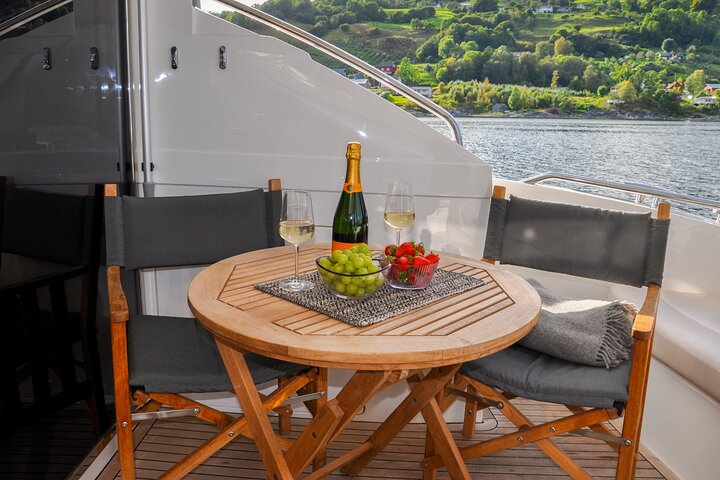 Private yacht Cruise in Flåm and Gudvangen, Nærøyfjord