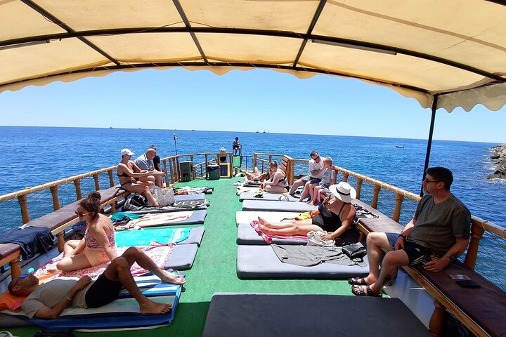 Alanya Relaxing Boat Tour with Lunch, Soft Drinks & Transfer