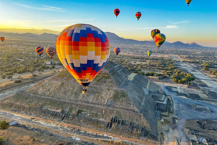Balloon flight + Breakfast in cave + Pyramids + Pick up CDMX.