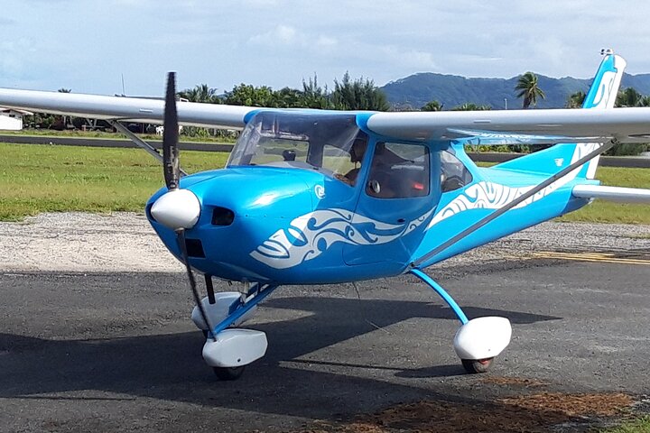 Private 30-minute flight downwind of Huahine