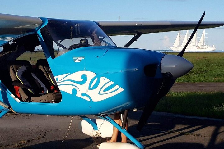 Private 30-minute flight downwind of Huahine