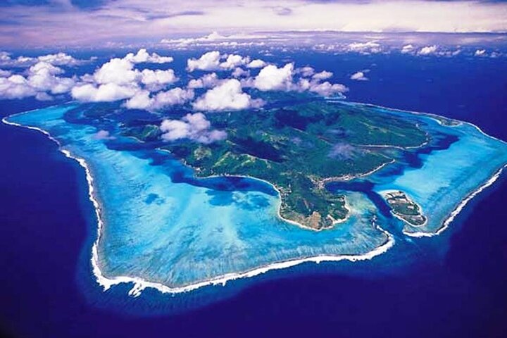 Private 30-minute flight downwind of Huahine
