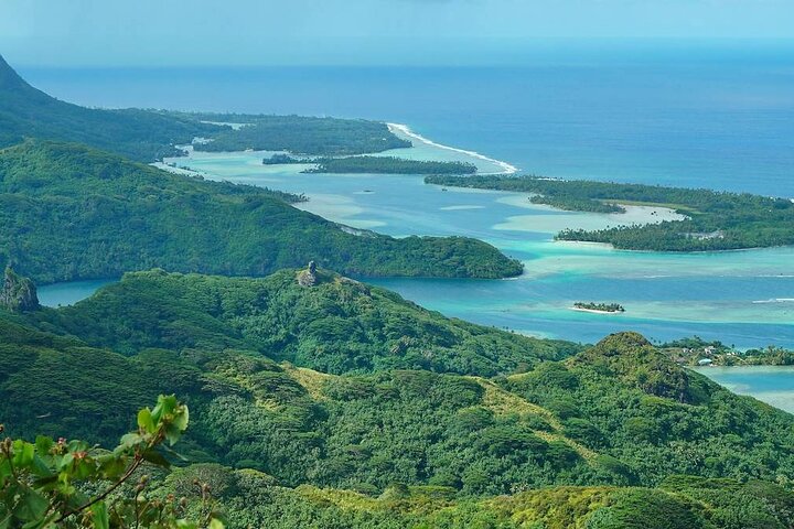 Private 30-minute flight downwind of Huahine