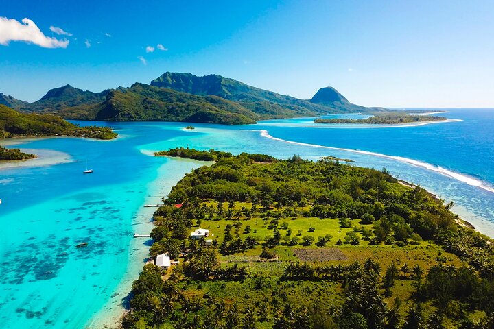 Private 30-minute flight downwind of Huahine