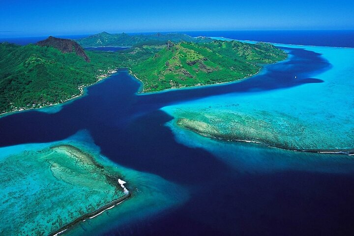 Private 30-minute flight downwind of Huahine