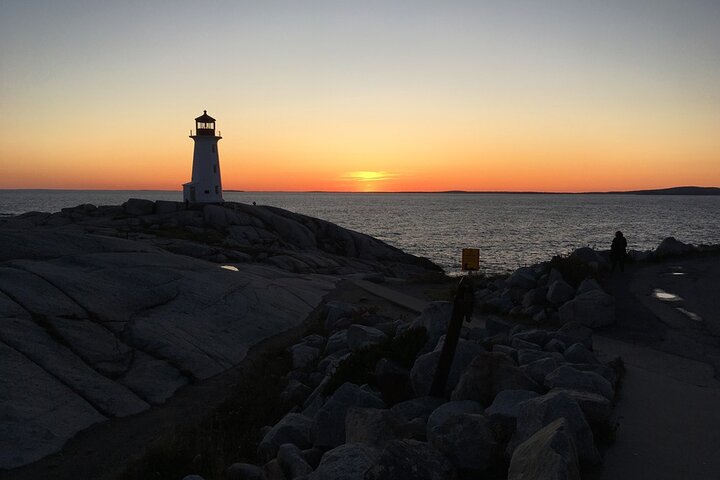 Half Day Small Group Tour in Peggy's Cove and Titanic Cemetery