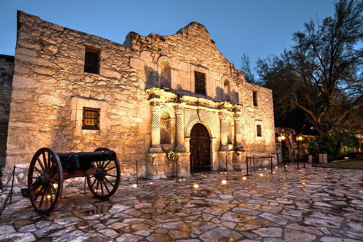 San Antonio Haunted Pub Crawl – Ghosts, Drinks & Historic Bars