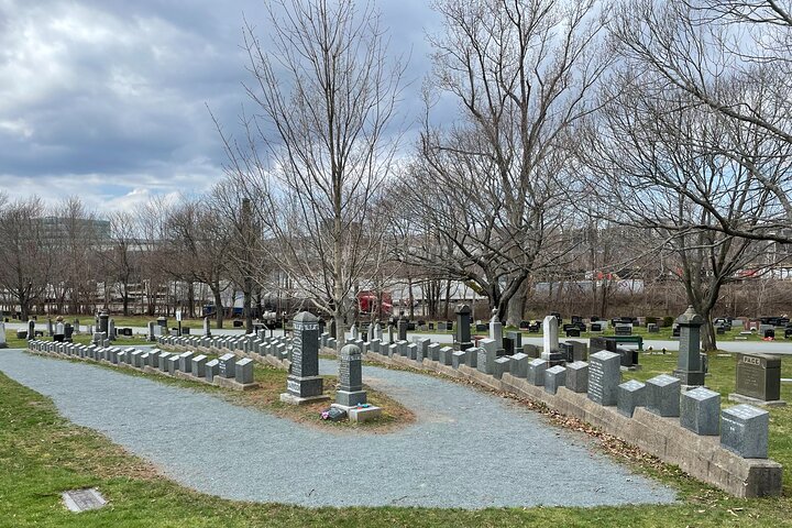 Half Day Small Group Tour in Peggy's Cove and Titanic Cemetery
