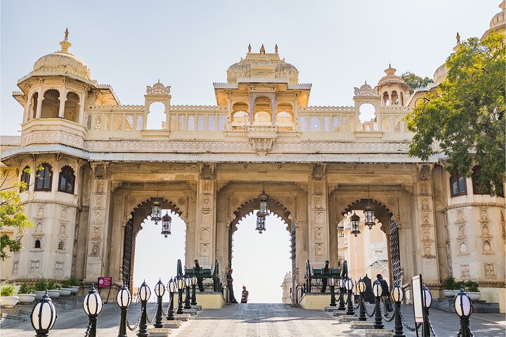 Udaipur Sightseeing Tour Package with Guide and Private Taxi