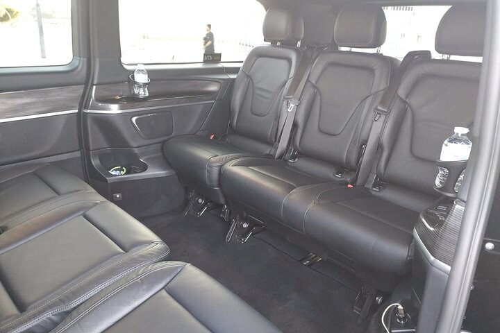 5-Hour Private Sightseeing Tour of the Provence from Marseille in Luxury Car