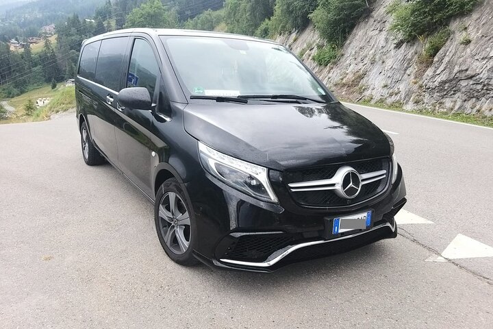 Nuuk Hotels to Nuuk Airport (GOH) Departure Private Transfer
