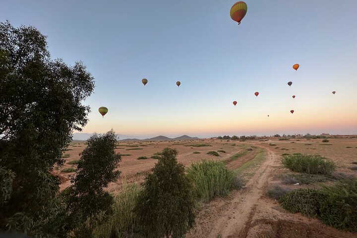 Hot air balloon flight at sunrise in Marrakech breakfast