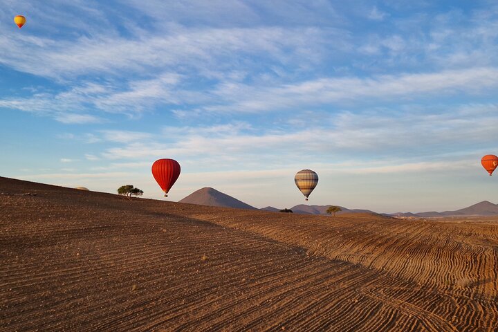 Hot air balloon flight at sunrise in Marrakech breakfast