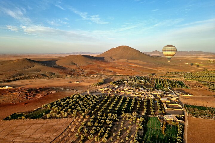 Hot air balloon flight at sunrise in Marrakech breakfast