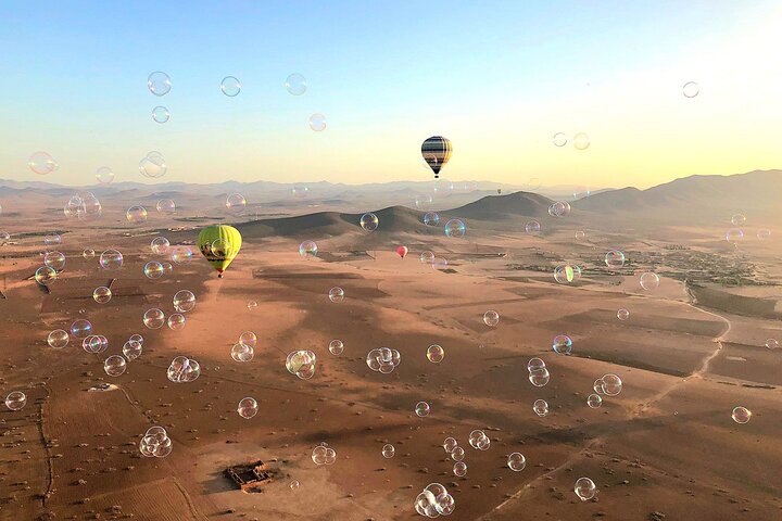 Hot air balloon flight at sunrise in Marrakech breakfast