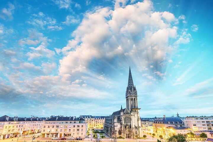 Private Custom Tour with a Local Guide in Caen